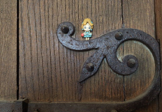 Figurine blondinette sur la porte de l'église Notre-Dame de Châtel-Montagne