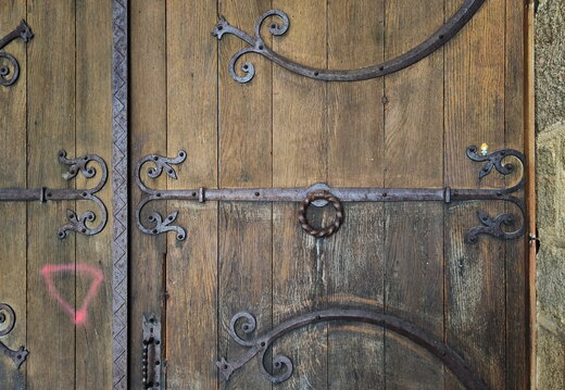 Détail païen de la porte de l'église Notre-Dame de Châtel-Montagne