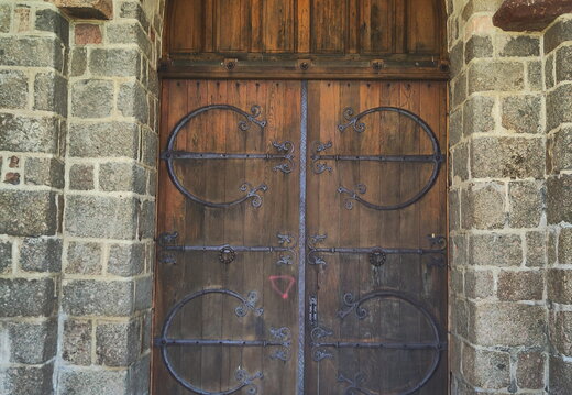 Porte de l'église Notre-Dame de Châtel-Montagne
