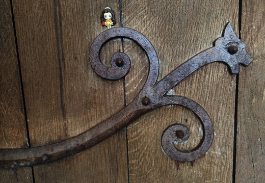 Figurine brunette sur la porte de l'église Notre-Dame de Châtel-Montagne