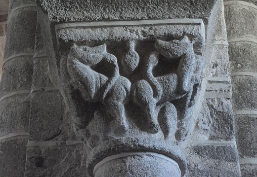 Chapiteau à décoratif de l'église Notre-Dame de Châtel-Montagne