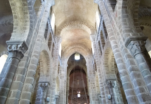 Contre plongé intérieur de l'église Notre-Dame de Châtel-Montagne